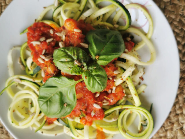 Courgettini pasta met limabonen in tomatensaus | 15 min meal